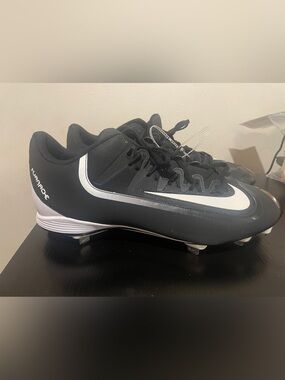 Nike Men’s Black and White Cleats Athletic Baseball Shoes